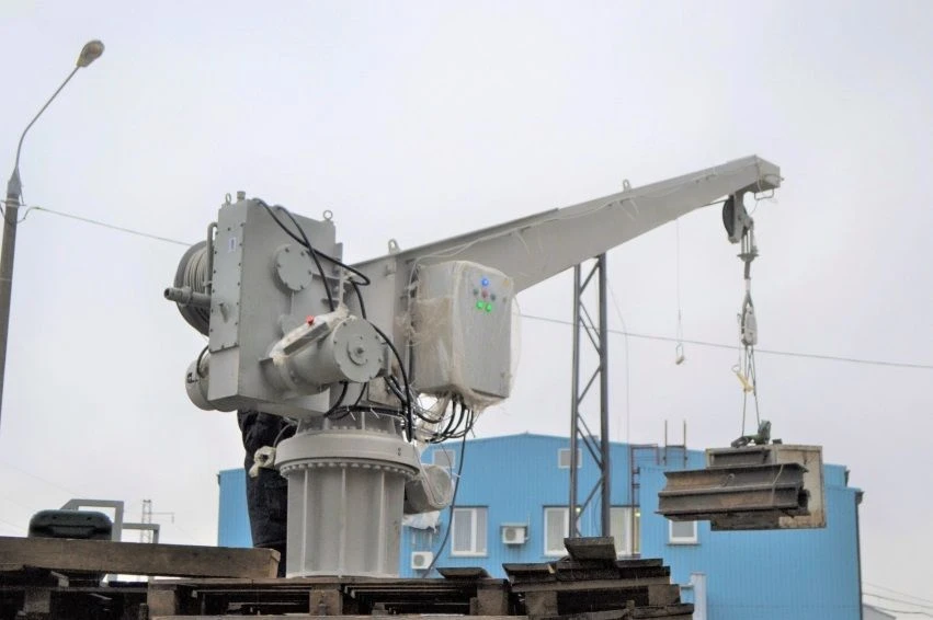 نظام رفع وخفض قارب النجاة الساقط بحرية