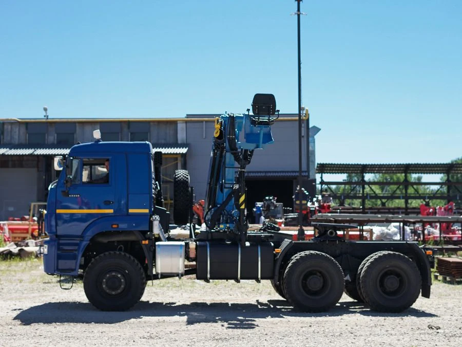 شاحنة متعددة الاستخدامات مع رافعة هيدروليكية MKMA على قاعدة كاما 43118 موديل 41K37N-UL