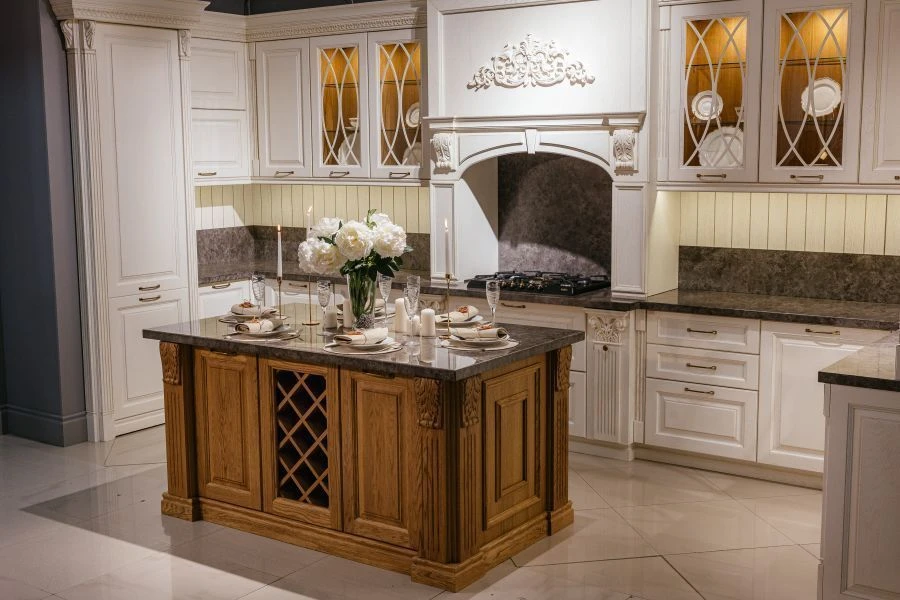 طاولة جانب المطبخ مع دعائم زخرفية