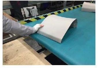 لوحة تغطي الحقائب الجانبية اليمنى مع زجاج ثابت للمركبات الخفيفة