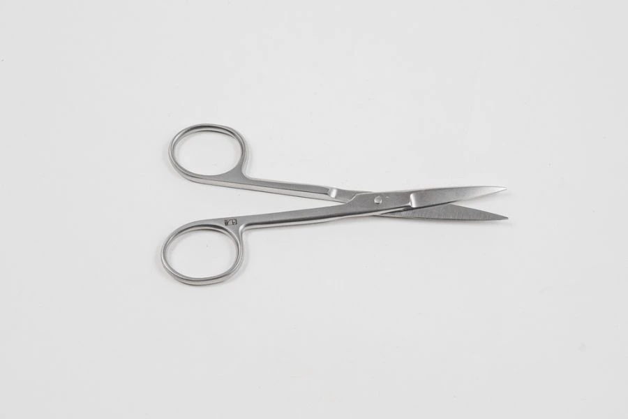 مقصات جراحية ذات طرفين حادين، مستقيم، 140 مم