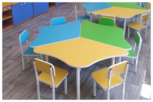 طاولة "ديزي" ذات ثلاث بتلات، الفن. س.03.33