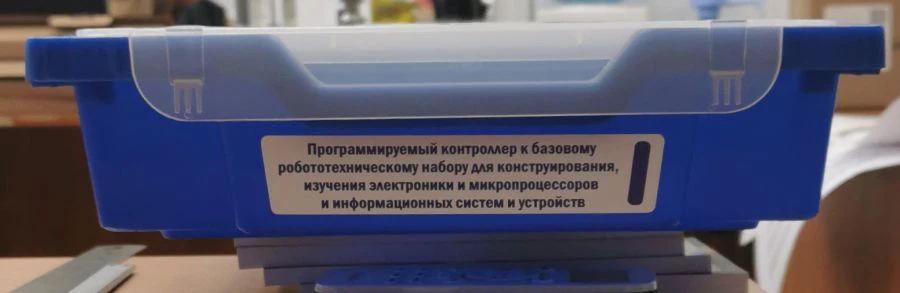 وحدة تحكم قابلة للبرمجة لمجموعة الروبوتات الأساسية