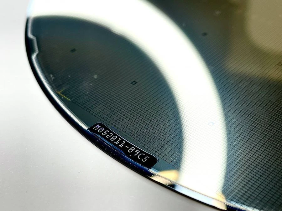 Plate with crystals of customised elements 4N20