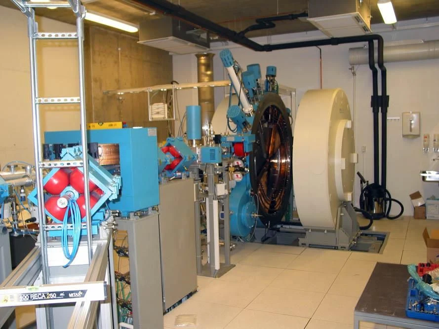 سيكلوترون مدمج SS-18/9 للإنتاج الصيدلاني الإشعاعي