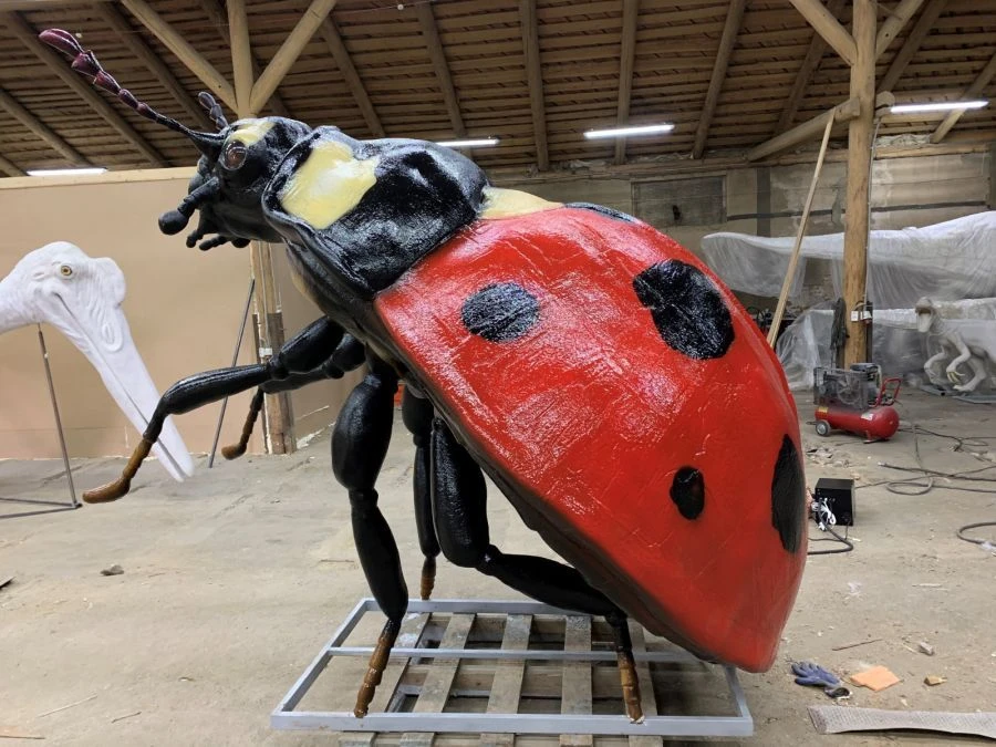 تمثال حشرة ثابت