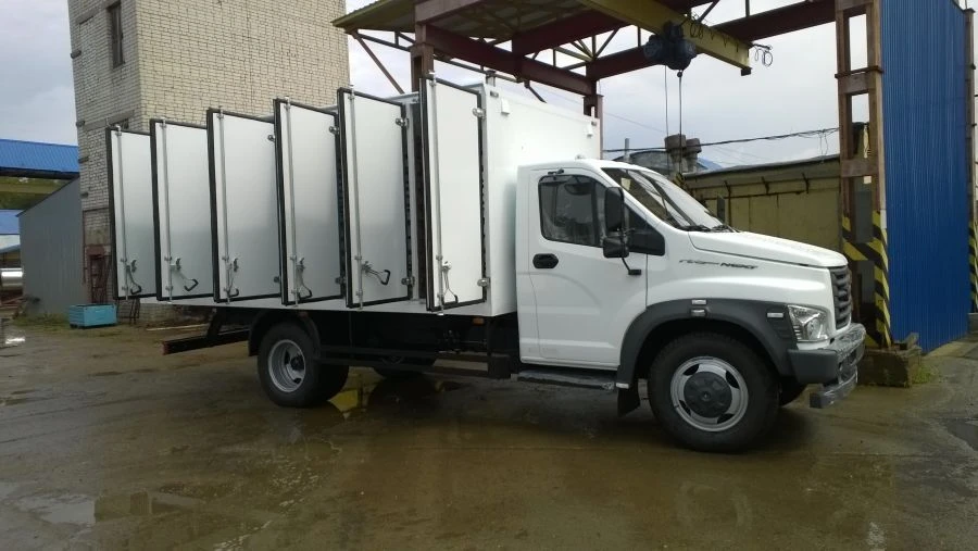 Bread Delivery Truck with Spark Ignition Type 47122B on GAZ Chassis