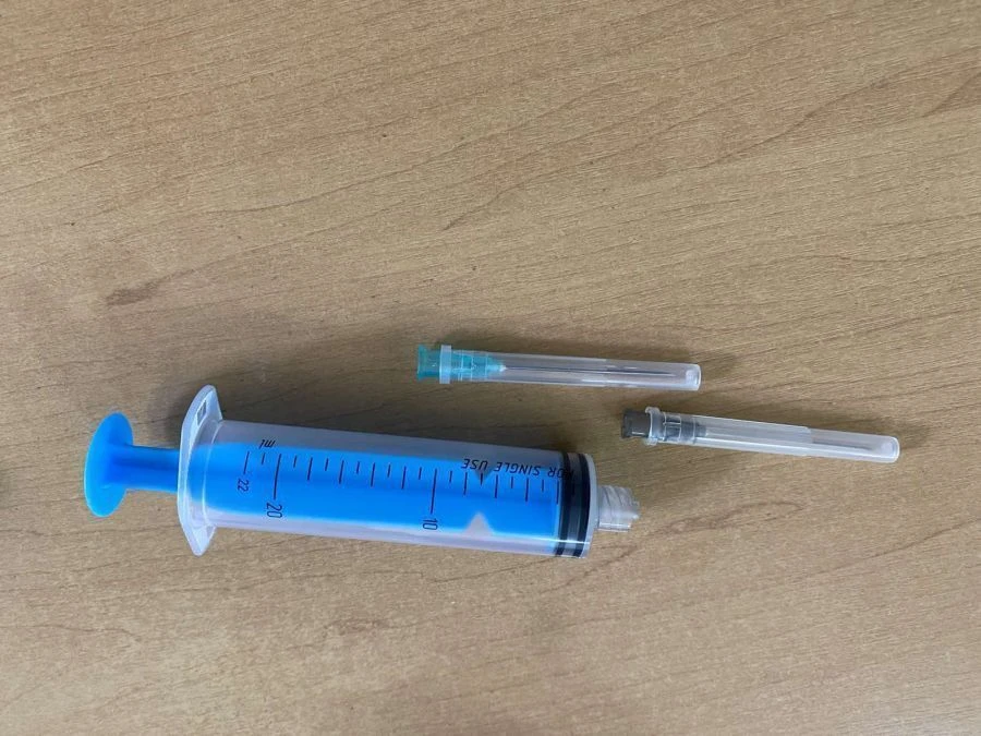 Sterile Single-Use Three-Part Injection Syringe with Needles, Luer Type 20A