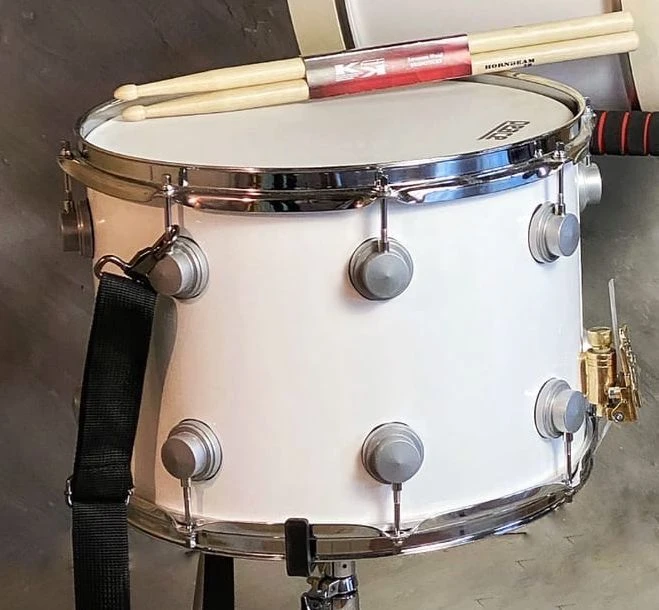 الطبل الصغير لأداء الأوركسترا