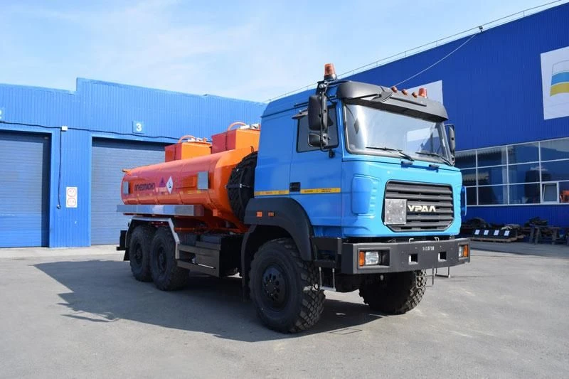 ناقلة النفط (أЦН) موديل UZST02 تعديل 6619Н-17 على هيكل أورال 5557-80