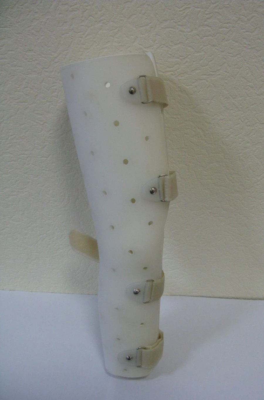 Knee Joint Immobilizer with Adjustable Support