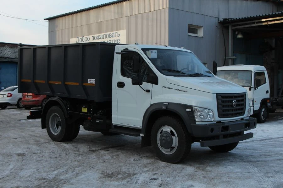 شاحنة تفريغ خاصة مع تفريغ ثلاثي الجوانب SMA21B على هيكل GAZ C42R92