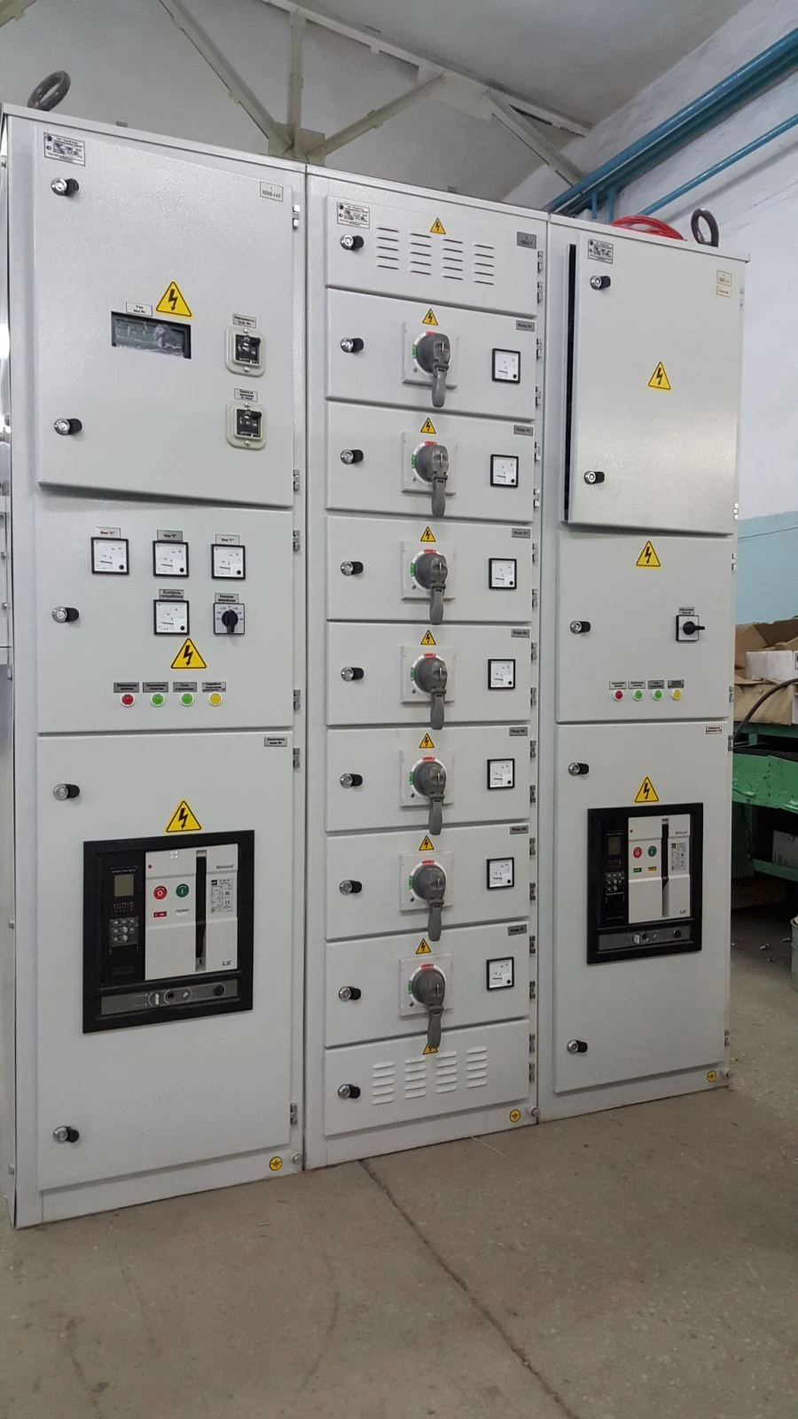 Low Voltage Complete Devices for Distribution Systems