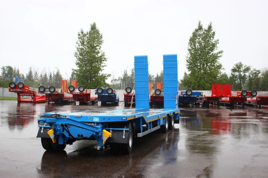 Tverstroymaш 83403 Trailer with Double Folding Hydraulic Ramps