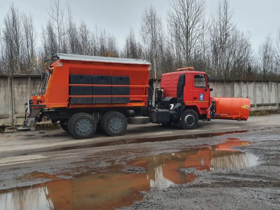 All-Season Road Sweeper MKDU-4 on MAZ-6501C5 Chassis