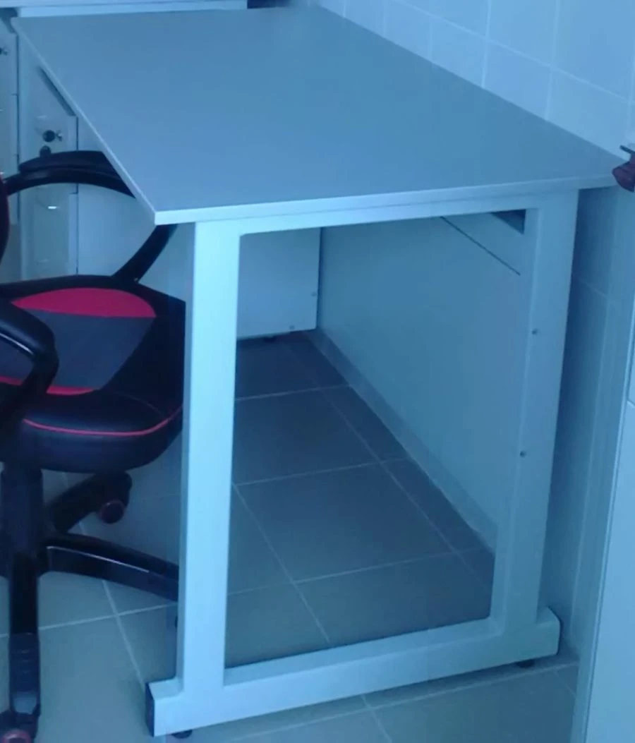 طاولة مختبرية بإطار معدني (النوع 1)