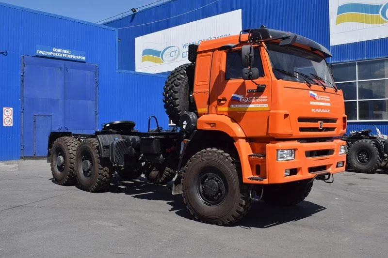 الجرار المُقَطِّع UZST05 لسحب المقطورات، نموذج 174T-40 على شاسيه كاما 65224-53