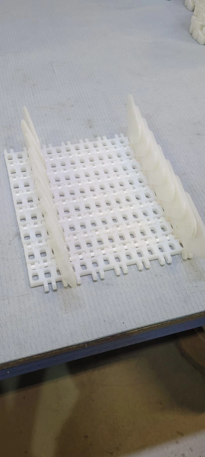 حزام ناقل مودولي ML2540 PE (xx × xx مم؛ حاجز جانبي H=xx مم، إزاحة من الحافة xx مم؛ دبوس NYL)