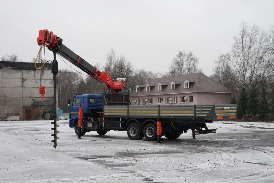 شاحنة متعددة الوظائف مزودة برافعة هيدروليكية كاما ز 65117 نوع MKMA 64K36N-UA