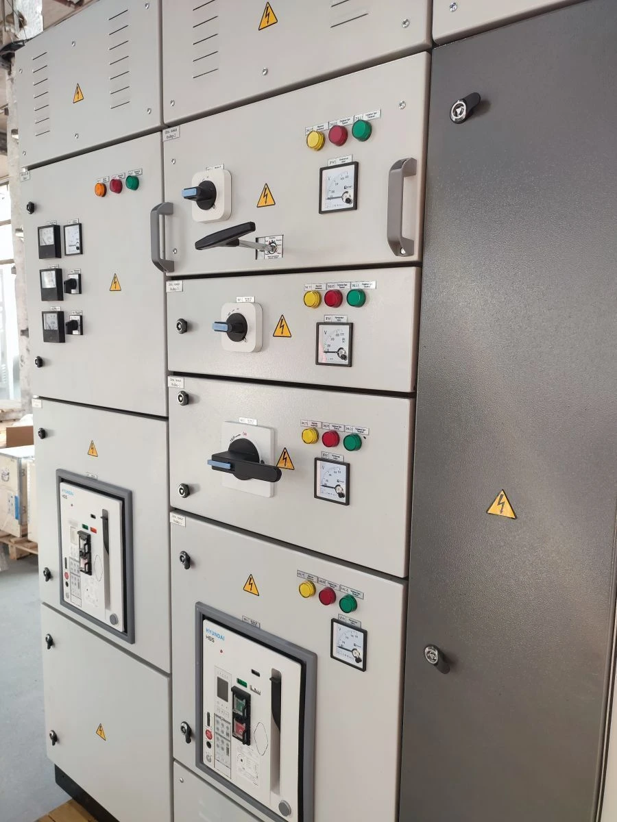 Low-Voltage Complete Device UVR-0.4-3200/65 U3.1