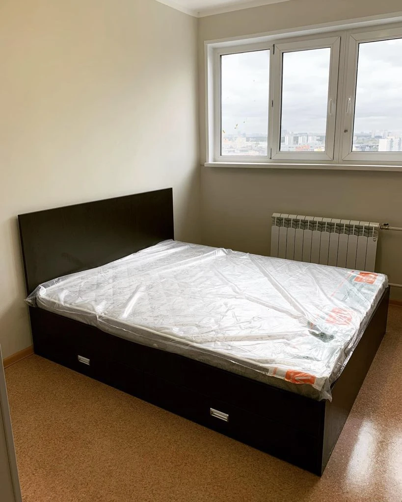 سرير مزدوج مع مسند رأس وقاعدة