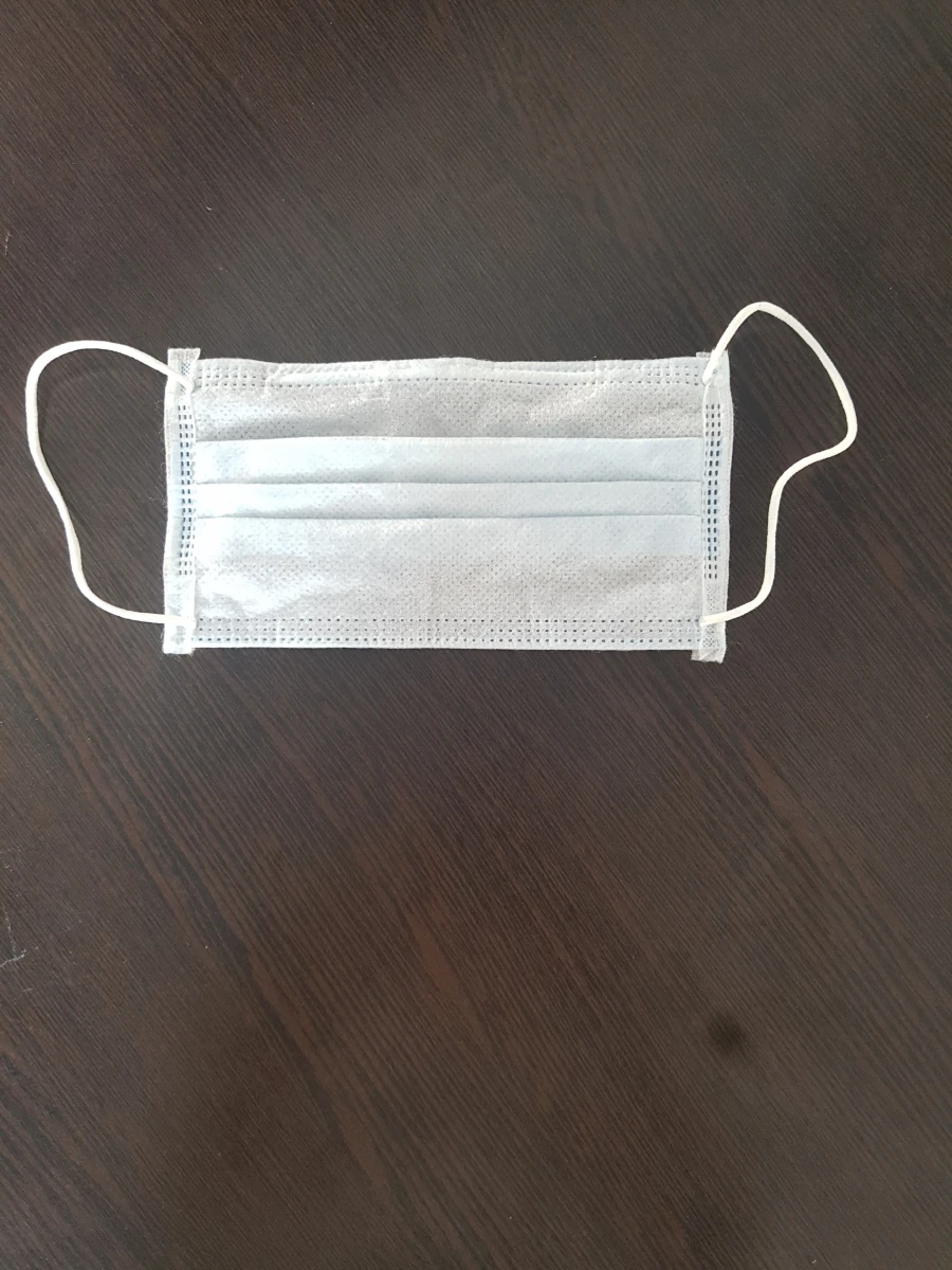 قناع طبي ثلاثي الطبقات مع مشبك أنف مرن