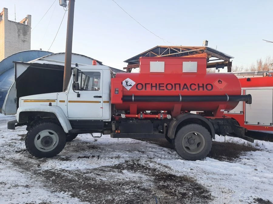 شاحنة تعبئة الوقود 2790D-0000010 على قاعدة شاسيه غاز