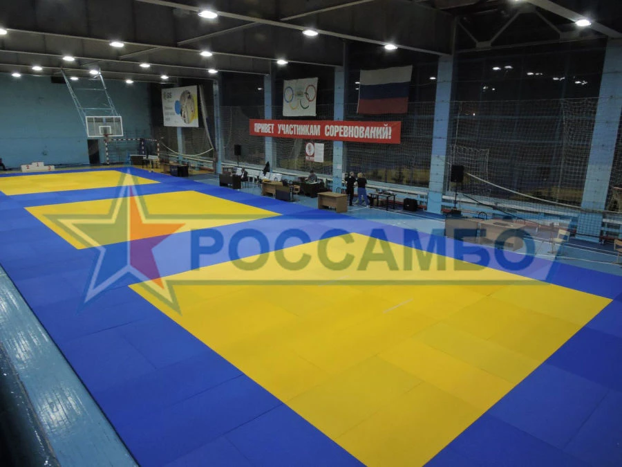 حصيرة تاتامي مستطيلة أو مربعة الشكل