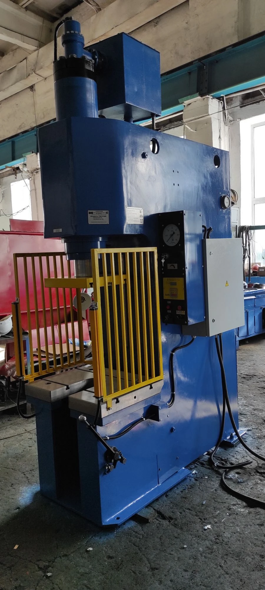 Hydraulic Press with 630 kN Force, Model P6328B