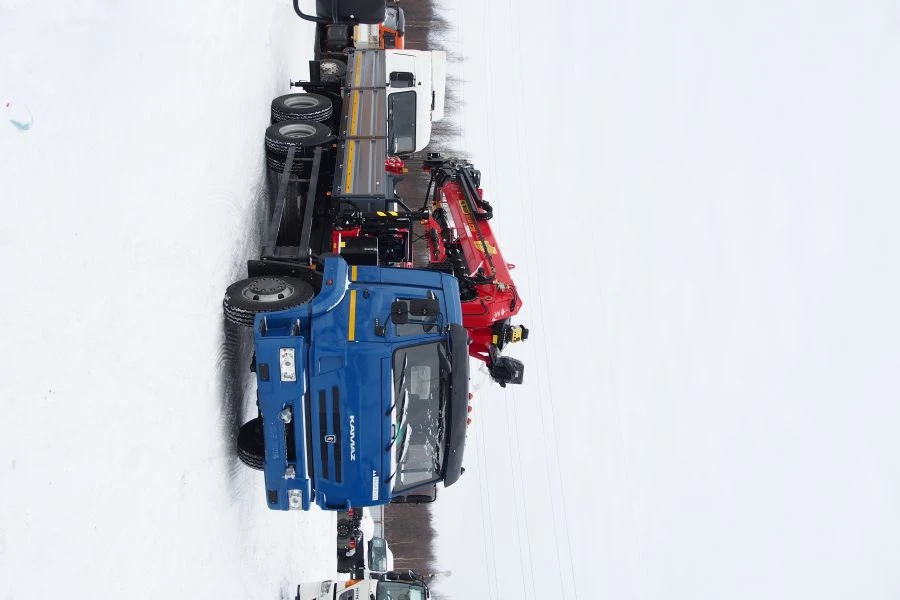 شاحنة خاصة متعددة الوظائف مع رافعة هيدروليكية MKMA على قاعدة كاما 43118 41K35N-UH