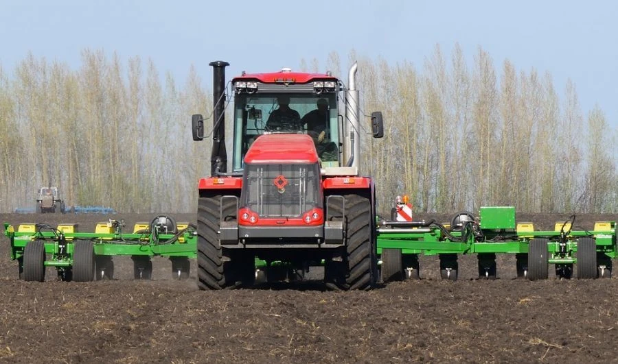 KIROVETS K-744R1 Standard Tractor