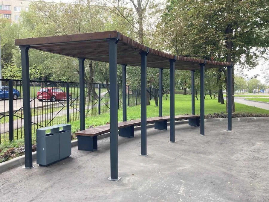 Curved Outdoor Pergola for Relaxation