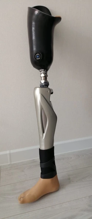 طرف صناعي للورك مع تحكم ميكرومعالج