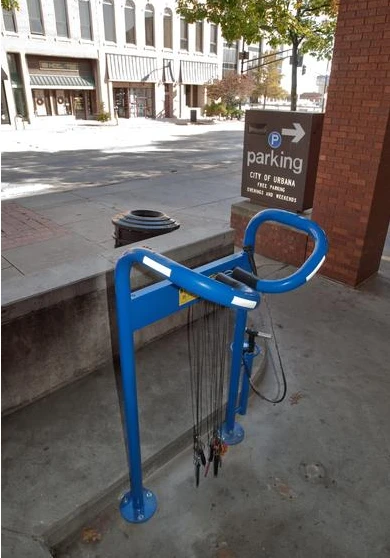 محطة خدمة للدراجات الهوائية مع أدوات إصلاح شاملة