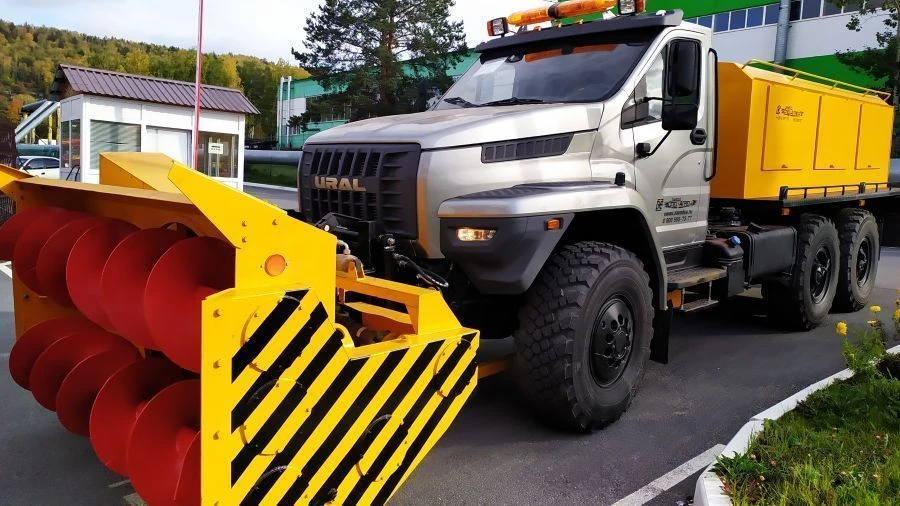 آلة إزالة الثلوج SShR-1 نموذج 7963 WB على قاعدة شاسيه أُرال