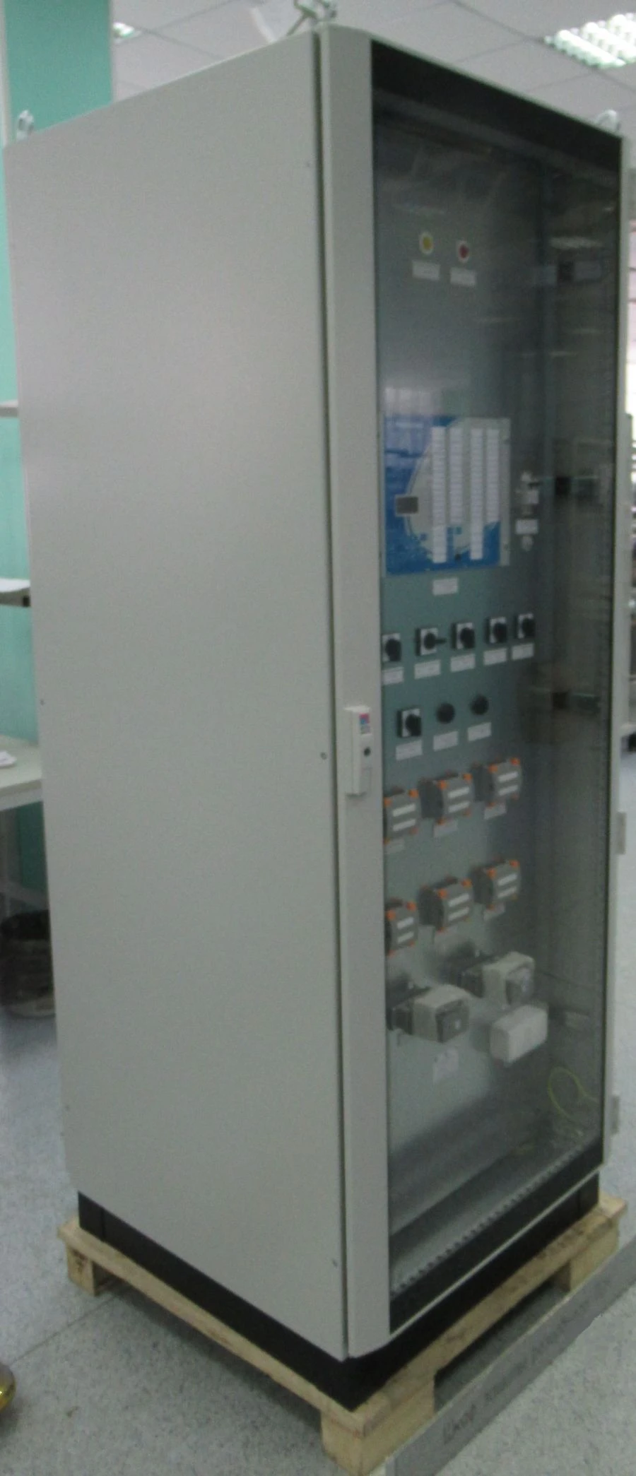 Relay Cabinet Type SRT for Protection and Control