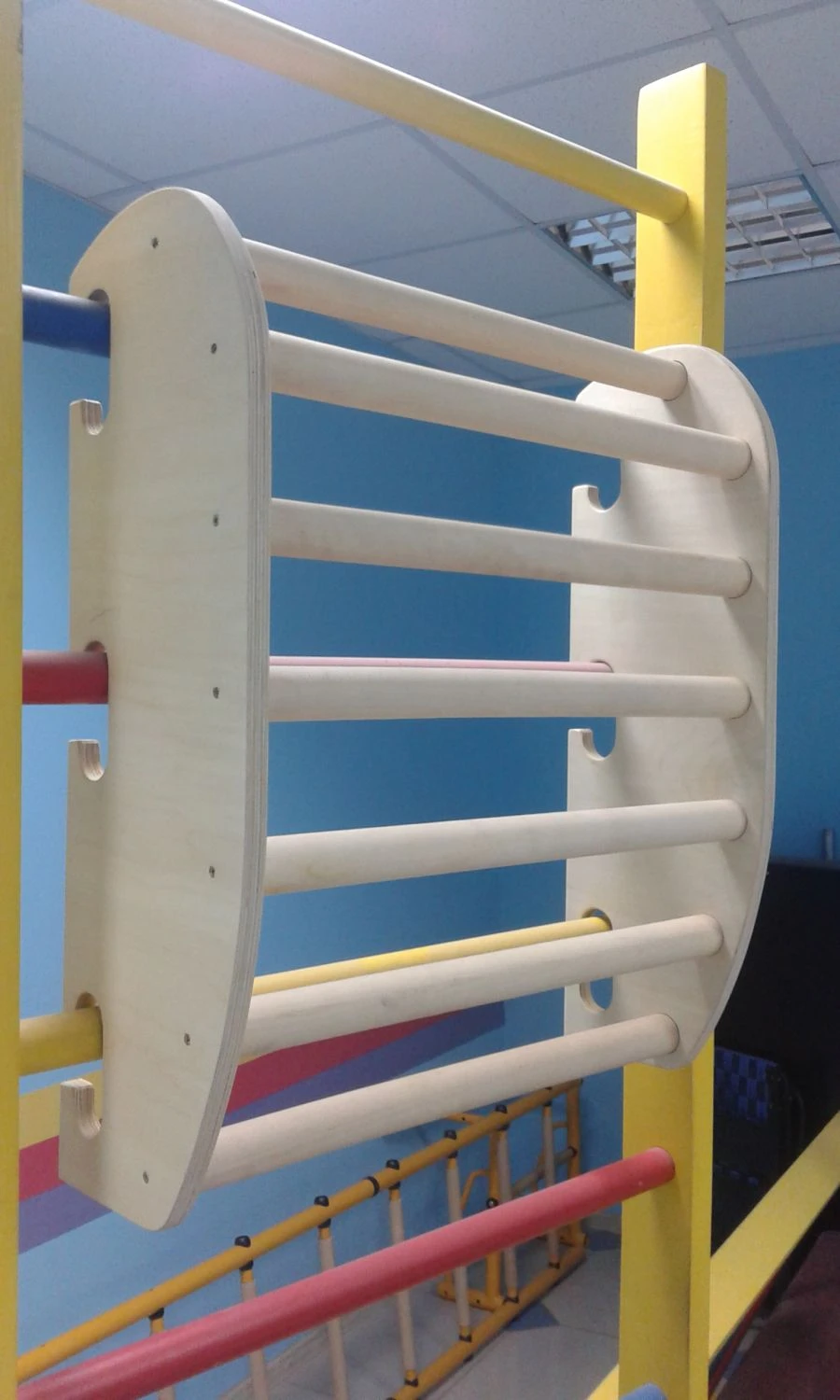 جهاز تدريب معلق لتقوية الظهر