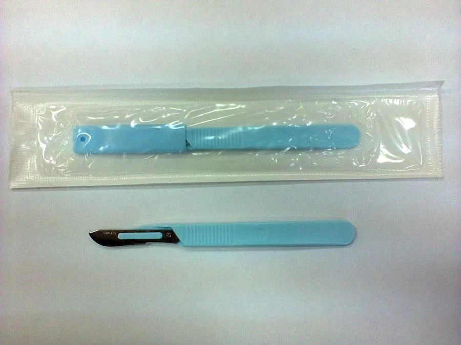 Disposable Surgical Scalpel with Plastic Handle Type 2, Blade No. 21