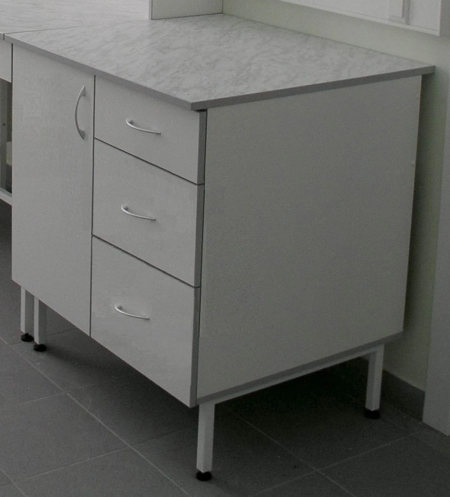 خزانة جانبية ذات قسمين مع باب وأدراج