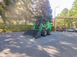 Electric Mini Loader UKME-1000 Compact Utility Vehicle with Articulated Steering