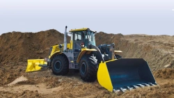 Kirovets K-708UDM Universal Road Machine