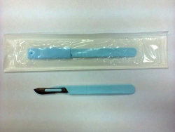 Disposable Surgical Scalpel with Plastic Handle Type 2, Blade No. 21