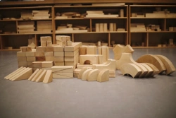 Wooden Building Blocks Toy Set with 102 Pieces - Model 102